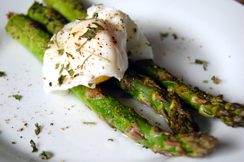 Garlic Roasted Asparagus w/ Poached Egg & Food Photography Insight ...